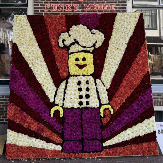 Dahlia mozaiek van een lego poppetje met koksmuts en kokskleding bij Funcky Moose in Lisse
