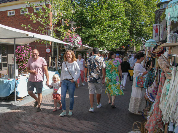 WInkelend publiek op de Kapelstraat in Lisse tijdens de markt