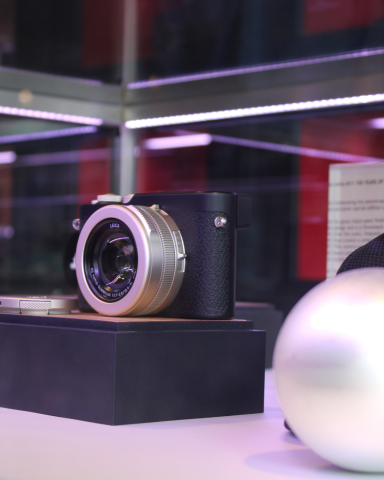 Foto Henny Hoogeveen met Leicra cameras in Dorpshart Lisse