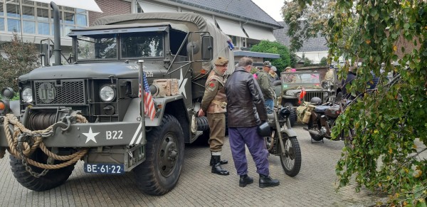 Defilé historische van militaire voertuigen