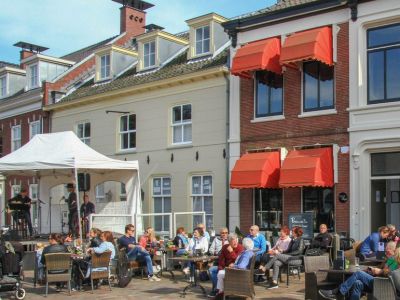 Live muziek op 't vierkant (alleen bij mooi weer)